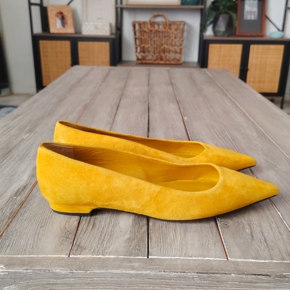 Good American The Statement Flat in Mustard Yellow Suede 5½ - Picture 5 of 13